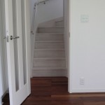 階段と床の色合